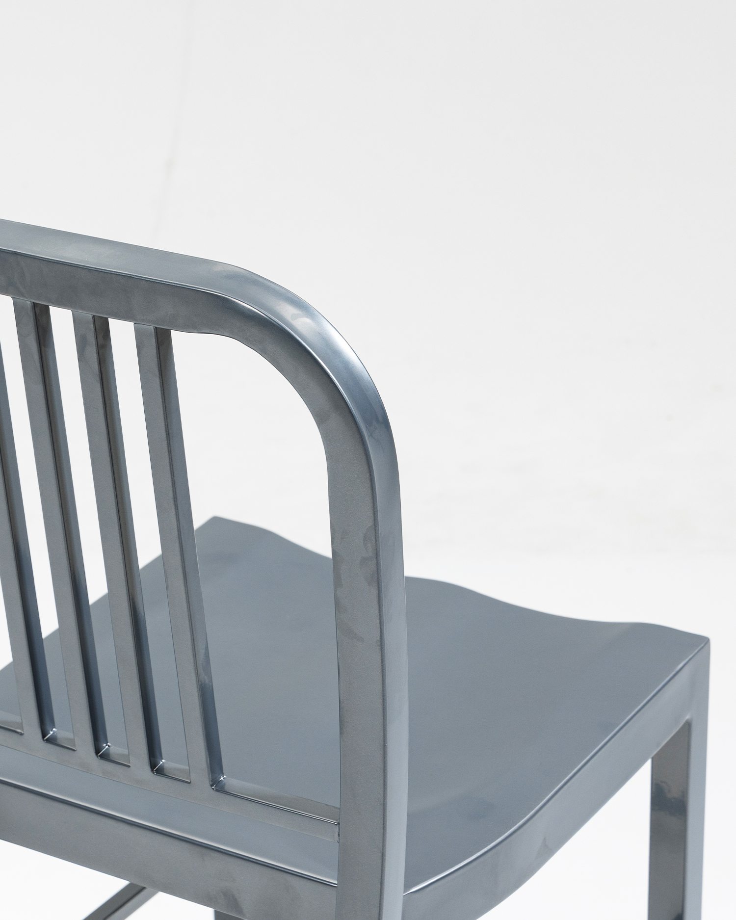 Bezvremenski dizajn željezne stolice Bezvremenski dizajn željezne stolice